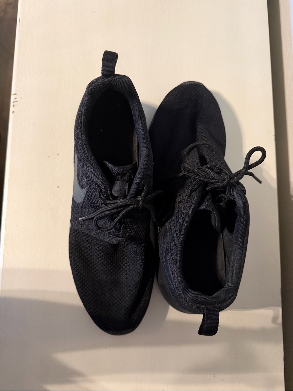 Nike Roshe One Men’s Black Mesh Athletic Sneakers